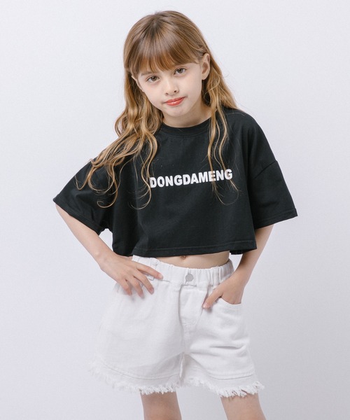 URBAN CHERRY(アーバンチェリー)の「フロントロゴプリントドロップショルダークロップドTシャツ(Tシャツ/カットソー・キッズ・ブラック/ホワイト・140cm/150cm/160cm/110cm/120cm/130cm)」の2枚目の写真