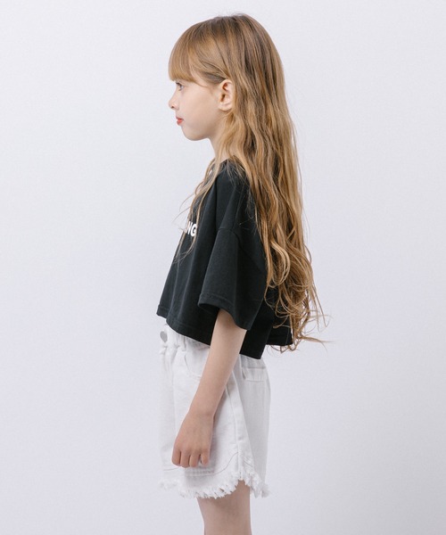 URBAN CHERRY(アーバンチェリー)の「フロントロゴプリントドロップショルダークロップドTシャツ(Tシャツ/カットソー・キッズ・ブラック/ホワイト・140cm/150cm/160cm/110cm/120cm/130cm)」の5枚目の写真