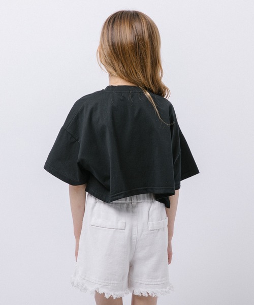 URBAN CHERRY(アーバンチェリー)の「フロントロゴプリントドロップショルダークロップドTシャツ(Tシャツ/カットソー・キッズ・ブラック/ホワイト・140cm/150cm/160cm/110cm/120cm/130cm)」の6枚目の写真