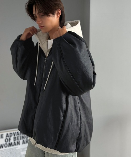 Java(ジャバ)の「《JaVaジャバコラボ》軽やかに羽織れて旬顔に。フェイクレザー中綿入り軽量スタンドノーカラージャケット(長袖)(ブルゾン・メンズ・ブラック・MEDIUM/SMALL/X-LARGE/LARGE)」の6枚目の写真