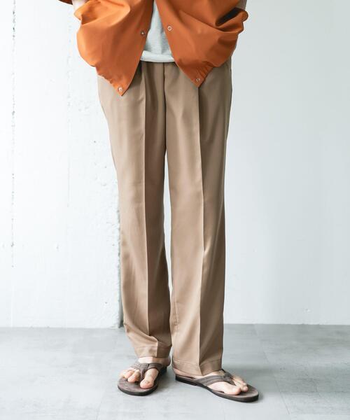 URBAN RESEARCH DOORS(アーバンリサーチドアーズ)の「COOLFIBER ツイルシャーリングスラックス(その他パンツ・メンズ・ベージュ/チャコールグレー/ネイビー・MEDIUM/LARGE)」の2枚目の写真