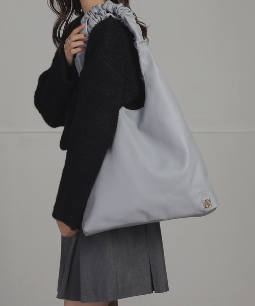 ALTROSE(アルトローズ)の「【A4・500mlペットボトル対応】トート ギャザーハンドル ロゴ(トートバッグ・レディース・ブラック/ベージュ/グレー・FREE)」の8枚目の写真