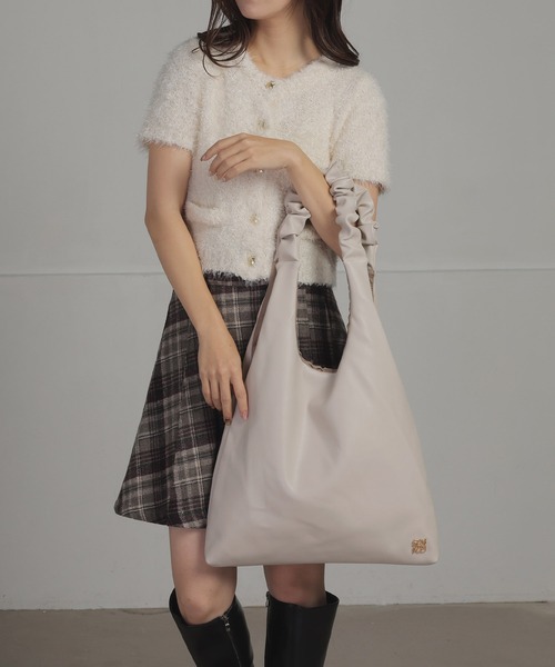 ALTROSE(アルトローズ)の「【A4・500mlペットボトル対応】トート ギャザーハンドル ロゴ(トートバッグ・レディース・ブラック/ベージュ/グレー・FREE)」の18枚目の写真