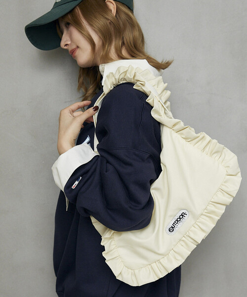 OUTDOOR PRODUCTS(アウトドアプロダクツ)の「OUTDOOR PRODUCTS/アウトドアプロダクツ ナイロン フリル ショルダーバッグ 限定展開(ショルダーバッグ・レディース・ワインレッド/オフホワイト/ブラック・ONE SIZE)」の2枚目の写真