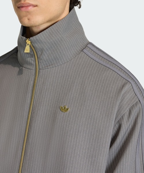 adidas(アディダス)の「ファイヤーバード ルーズ ピンストライプ トラックトップ / ジャージ / トラックジャケット / アディダスオリジナルス adidas Originals(ジャージ・メンズ・グレー・X-SMALL/X-LARGE/SMALL/MEDIUM/LARGE/3XL/XX-LARGE)」の4枚目の写真