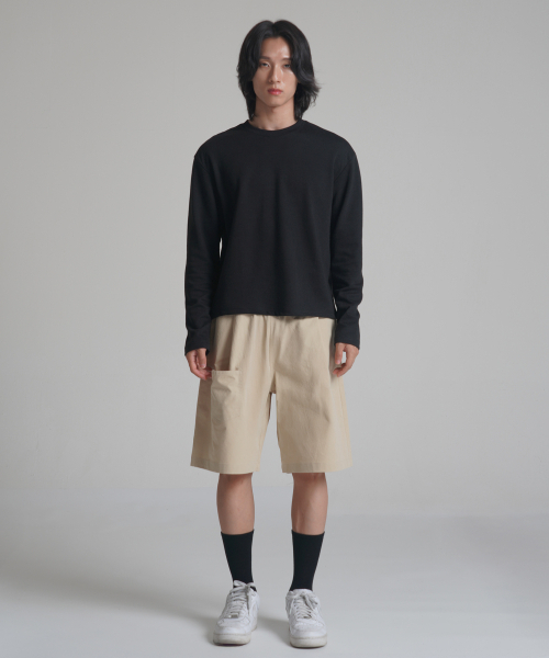 NOMING（ノミング）の「チノツータックポケットワイドバermudaショーツ - ベージュ（その他パンツ・メンズ・ベージュ・SMALL/MEDIUM/LARGE/X-LARGE）」の2枚目の写真