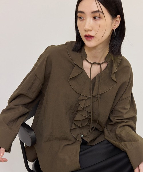 ADAM ET ROPE'(アダムエロペ)の「【WEB限定】ラッフルブラウス(シャツ/ブラウス・レディース・ホワイト/ブラック/グリーン系その他2・FREE)」の1枚目の写真