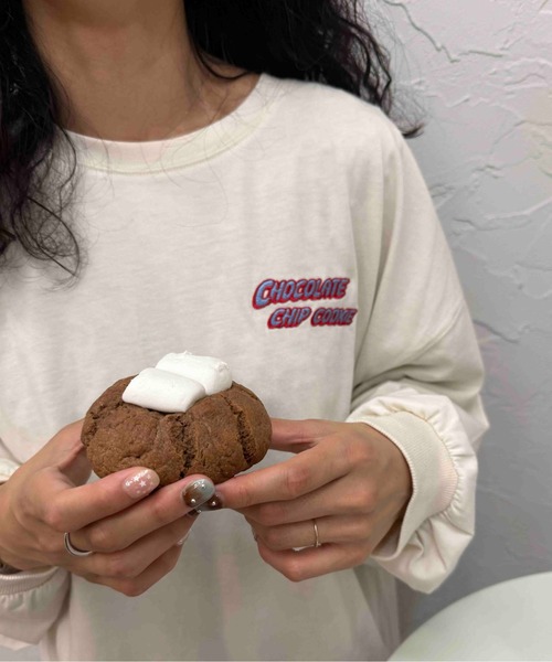 AS KNOW AS plus(アズノゥアズプラス)の「☆オーバーサイズ レトロクッキー 刺繍ロゴロンT【UNISEX ITEM】(Tシャツ/カットソー・レディース・杢グレー/スミクロ/キナリ・FREE)」の6枚目の写真