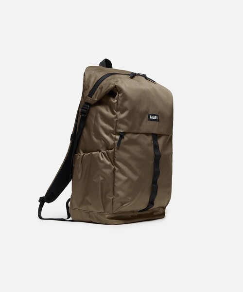 AIGLE(エーグル)の「URBAN MOBILITY 撥水 リサイクルナイロンバックパック 26L(バックパック/リュック・レディース・ダークベージュ/ブラック・FREE)」の3枚目の写真
