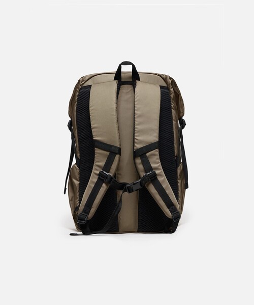 AIGLE(エーグル)の「URBAN MOBILITY 撥水 リサイクルナイロンバックパック 26L(バックパック/リュック・レディース・ダークベージュ/ブラック・FREE)」の4枚目の写真