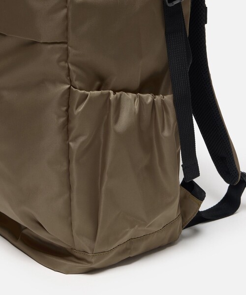 AIGLE(エーグル)の「URBAN MOBILITY 撥水 リサイクルナイロンバックパック 26L(バックパック/リュック・レディース・ダークベージュ/ブラック・FREE)」の7枚目の写真