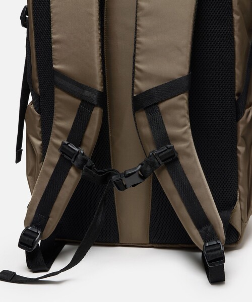 AIGLE(エーグル)の「URBAN MOBILITY 撥水 リサイクルナイロンバックパック 26L(バックパック/リュック・レディース・ダークベージュ/ブラック・FREE)」の8枚目の写真