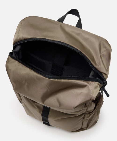 AIGLE(エーグル)の「URBAN MOBILITY 撥水 リサイクルナイロンバックパック 26L(バックパック/リュック・レディース・ダークベージュ/ブラック・FREE)」の9枚目の写真