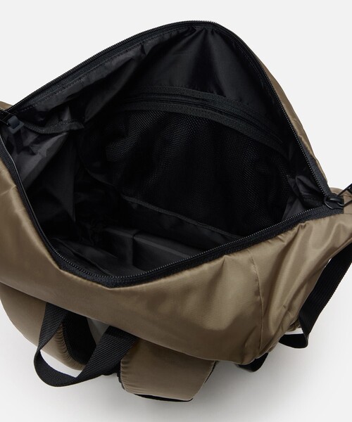 AIGLE(エーグル)の「URBAN MOBILITY 撥水 リサイクルナイロンバックパック 26L(バックパック/リュック・レディース・ダークベージュ/ブラック・FREE)」の10枚目の写真