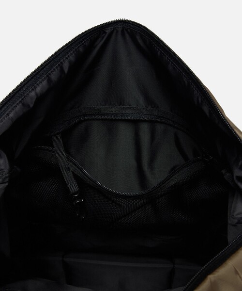 AIGLE(エーグル)の「URBAN MOBILITY 撥水 リサイクルナイロンバックパック 26L(バックパック/リュック・レディース・ダークベージュ/ブラック・FREE)」の11枚目の写真