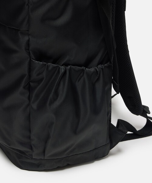AIGLE(エーグル)の「URBAN MOBILITY 撥水 リサイクルナイロンバックパック 26L(バックパック/リュック・レディース・ダークベージュ/ブラック・FREE)」の16枚目の写真