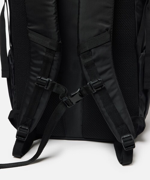 AIGLE(エーグル)の「URBAN MOBILITY 撥水 リサイクルナイロンバックパック 26L(バックパック/リュック・レディース・ダークベージュ/ブラック・FREE)」の17枚目の写真