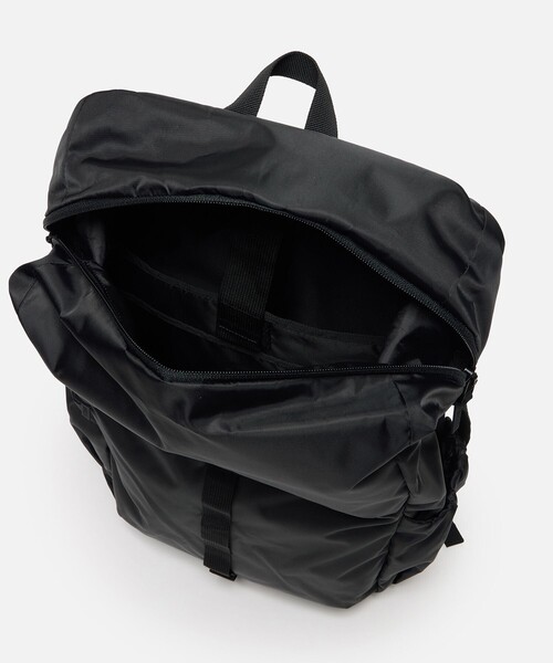 AIGLE(エーグル)の「URBAN MOBILITY 撥水 リサイクルナイロンバックパック 26L(バックパック/リュック・レディース・ダークベージュ/ブラック・FREE)」の18枚目の写真
