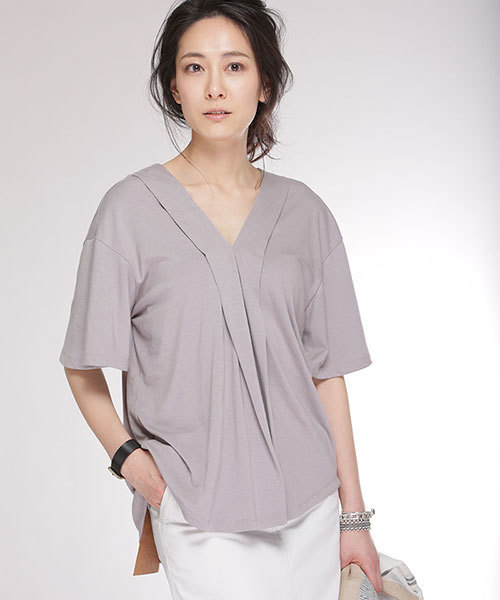 NANO universe(ナノユニバース)の「Vネックタックカットプルオーバー(Tシャツ/カットソー・レディース・ホワイト/グリーン/グレイッシュベージュ/ピンクベージュ/トップグレー・FREE)」の4枚目の写真