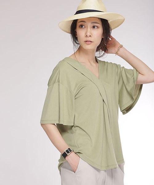 NANO universe(ナノユニバース)の「Vネックタックカットプルオーバー(Tシャツ/カットソー・レディース・ホワイト/グリーン/グレイッシュベージュ/ピンクベージュ/トップグレー・FREE)」の1枚目の写真