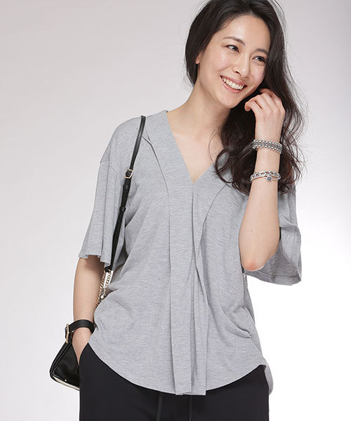 NANO universe(ナノユニバース)の「Vネックタックカットプルオーバー(Tシャツ/カットソー・レディース・ホワイト/グリーン/グレイッシュベージュ/ピンクベージュ/トップグレー・FREE)」の3枚目の写真