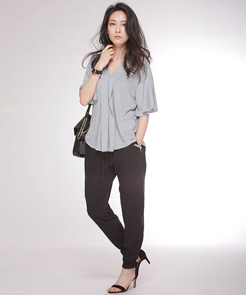 NANO universe(ナノユニバース)の「Vネックタックカットプルオーバー(Tシャツ/カットソー・レディース・ホワイト/グリーン/グレイッシュベージュ/ピンクベージュ/トップグレー・FREE)」の9枚目の写真