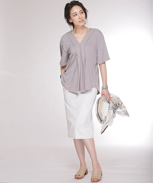 NANO universe(ナノユニバース)の「Vネックタックカットプルオーバー(Tシャツ/カットソー・レディース・ホワイト/グリーン/グレイッシュベージュ/ピンクベージュ/トップグレー・FREE)」の10枚目の写真