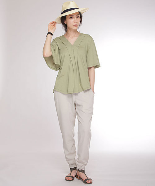 NANO universe(ナノユニバース)の「Vネックタックカットプルオーバー(Tシャツ/カットソー・レディース・ホワイト/グリーン/グレイッシュベージュ/ピンクベージュ/トップグレー・FREE)」の12枚目の写真