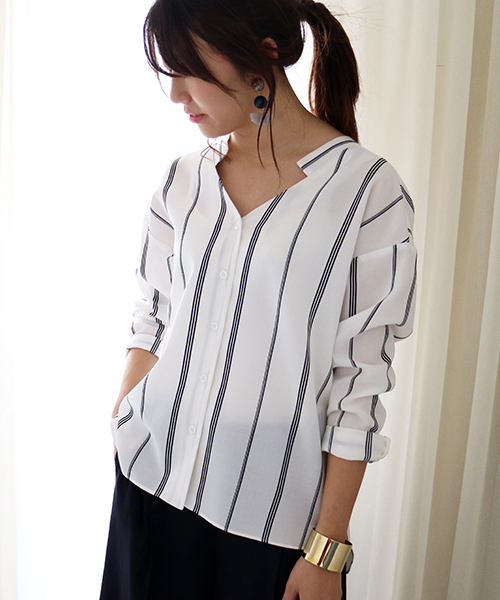 N.（N. Natural Beauty Basic）（エヌエヌナチュラルビューティーベーシック）の「Vネックフォルムブラウス（シャツ/ブラウス・レディース・グレー/ネイビー/ホワイト/ピンク/ホワイト系その他/ブラウン/カーキ・MEDIUM）」の3枚目の写真