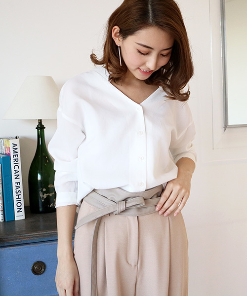 N.（N. Natural Beauty Basic）（エヌエヌナチュラルビューティーベーシック）の「Vネックフォルムブラウス（シャツ/ブラウス・レディース・グレー/ネイビー/ホワイト/ピンク/ホワイト系その他/ブラウン/カーキ・MEDIUM）」の2枚目の写真