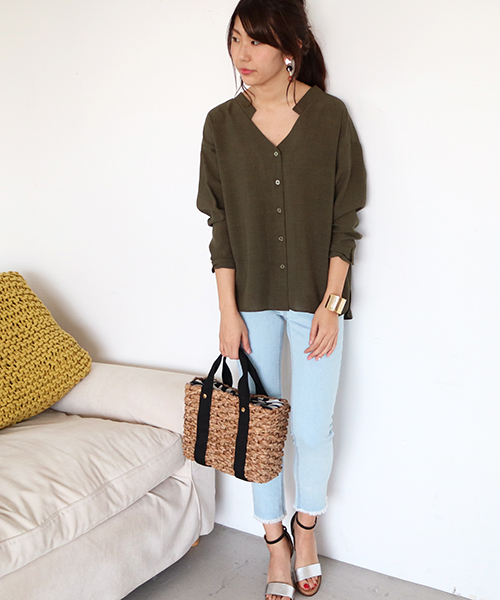 N.（N. Natural Beauty Basic）（エヌエヌナチュラルビューティーベーシック）の「Vネックフォルムブラウス（シャツ/ブラウス・レディース・グレー/ネイビー/ホワイト/ピンク/ホワイト系その他/ブラウン/カーキ・MEDIUM）」の8枚目の写真