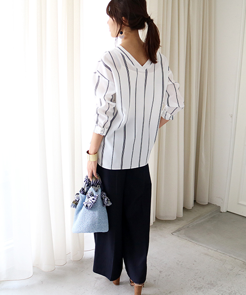 N.（N. Natural Beauty Basic）（エヌエヌナチュラルビューティーベーシック）の「Vネックフォルムブラウス（シャツ/ブラウス・レディース・グレー/ネイビー/ホワイト/ピンク/ホワイト系その他/ブラウン/カーキ・MEDIUM）」の12枚目の写真