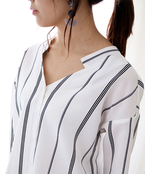 N.（N. Natural Beauty Basic）（エヌエヌナチュラルビューティーベーシック）の「Vネックフォルムブラウス（シャツ/ブラウス・レディース・グレー/ネイビー/ホワイト/ピンク/ホワイト系その他/ブラウン/カーキ・MEDIUM）」の14枚目の写真