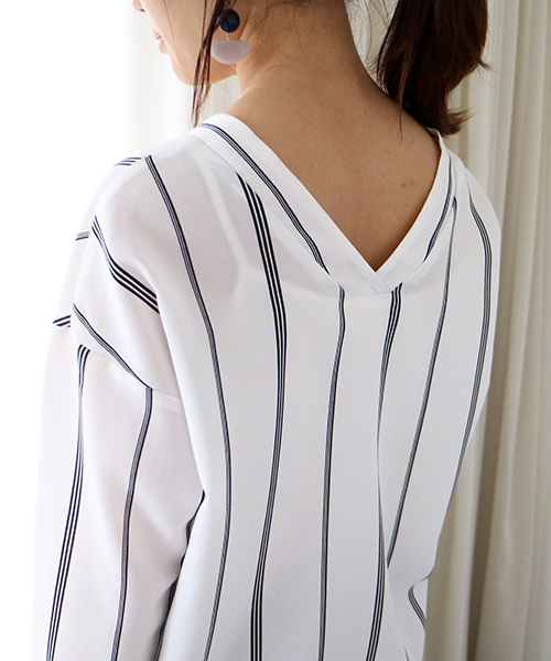 N.（N. Natural Beauty Basic）（エヌエヌナチュラルビューティーベーシック）の「Vネックフォルムブラウス（シャツ/ブラウス・レディース・グレー/ネイビー/ホワイト/ピンク/ホワイト系その他/ブラウン/カーキ・MEDIUM）」の15枚目の写真