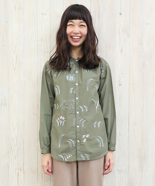 Ne-net(ネネット)の「S ねことしばふシャツ(シャツ/ブラウス・レディース・オフホワイト/カーキ/ネイビー/その他4/ホワイト・02/03)」の3枚目の写真