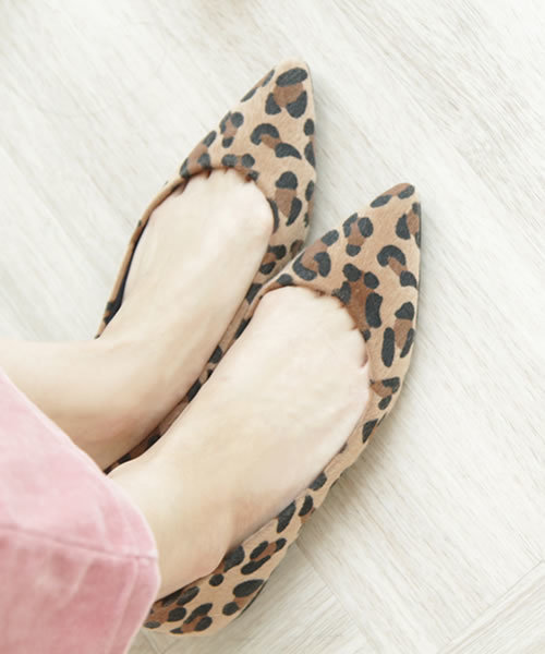 SESTO（セスト）の「ふわふわクッションインソールのポインテッドトゥフラットバレエパンプス（バレエシューズ・レディース・ピンク/フューシャピンク/レッド/パープル/マスタード/レオパード/チェック/ブラック/ブラック系その他/グレー/ブラウン/ブラウン系その他/グレイッシュベージュ/カーキ・25.0cm/24.0cm/23.0cm/23.5cm/22.0cm/22.5cm/24.5cm）」の13枚目の写真