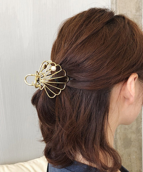 BASE（ベース）の「貝殻型パールヘアバレッタ（バレッタ/ヘアクリップ・レディース・ブラック系その他/シルバー/シルバー系その他/ゴールド/シャンパン/ゴールド系その他/ブラック/パープル/ベージュ・FREE）」の7枚目の写真