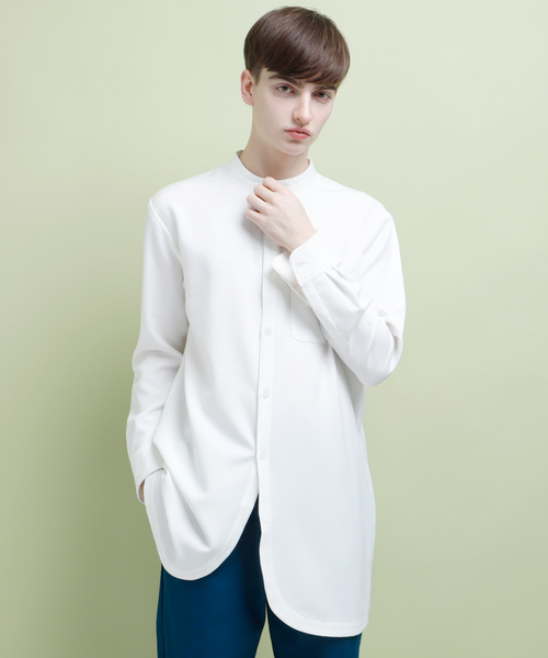 EMMA CLOTHES（エマクローズ）の「TR裾フロントカットロング丈バンドカラーシャツ（シャツ/ブラウス・メンズ・ブラック/グレー/オフホワイト・FREE）」の2枚目の写真