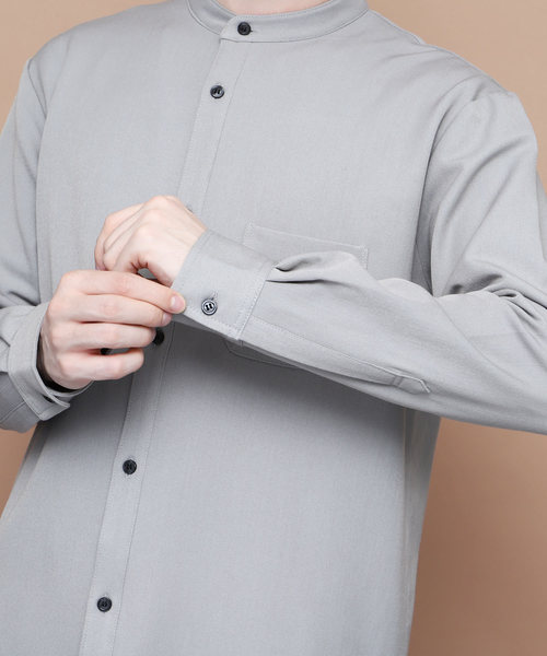 EMMA CLOTHES（エマクローズ）の「TR裾フロントカットロング丈バンドカラーシャツ（シャツ/ブラウス・メンズ・ブラック/グレー/オフホワイト・FREE）」の6枚目の写真