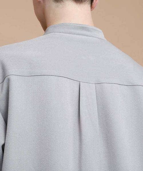 EMMA CLOTHES（エマクローズ）の「TR裾フロントカットロング丈バンドカラーシャツ（シャツ/ブラウス・メンズ・ブラック/グレー/オフホワイト・FREE）」の5枚目の写真