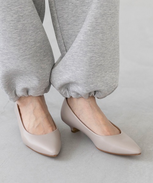 menue(メヌエ)の「【ふわっと軽い エアスイート】走れるパンプス 3cmヒールver(パンプス・レディース・グリーン/パイソン/ブラック/グレイッシュベージュ/ベージュ系その他5/ブラック系その他4/レッド/ベージュ系その他/ブラック系その他2/ベージュ系その他4/ブラウン系その他/ベージュ系その他2/ブラック系その他/ベージュ系その他3/レオパード/ベージュ系その他6/アイボリー/ライトグリーン/ブラウン系その他2/ブラック系その他5/ホワイト系その他/イエロー/ブラック系その他3/ブルーグレー/ブラウン系その他3/ゴールド系その他/ゼブラ/ベージュ系その他7/ダークパープル/ブラック系その他7/ネイビー/カラフル/ブラック系その他6/ダークグレー/その他1/ブラウン系その他4/ホワイト系その他2/ブラック×レッド/ベージュ系1/ライトグレー/ブラック系1/シルバー/オリーブ/コーラルピンク/ライトブルー/モスグリーン/ナチュラル/ネイビー系/ゴールド/シルバー系/ピンク系その他/ブラック系/ライトグレー系/ブラウン系その他5/グレー系その他/ブラック系2/ベージュ系/ブラック系3/シルバー系1/ブラック系4/ダークブラウン・21.5cm/22.0cm/22.5cm/23.0cm/23.5cm/24.0cm/24.5cm/25.0cm/25.5cm/26.0cm/26.5cm/21.0cm)」の21枚目の写真