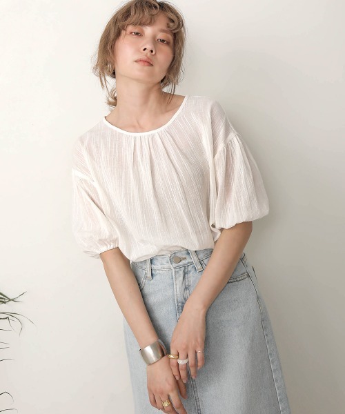 Bab（バブ）の「【WEB限定】バックオープンギャザーブラウス