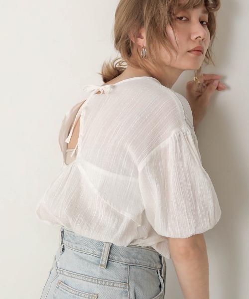 Bab（バブ）の「【WEB限定】バックオープンギャザーブラウス