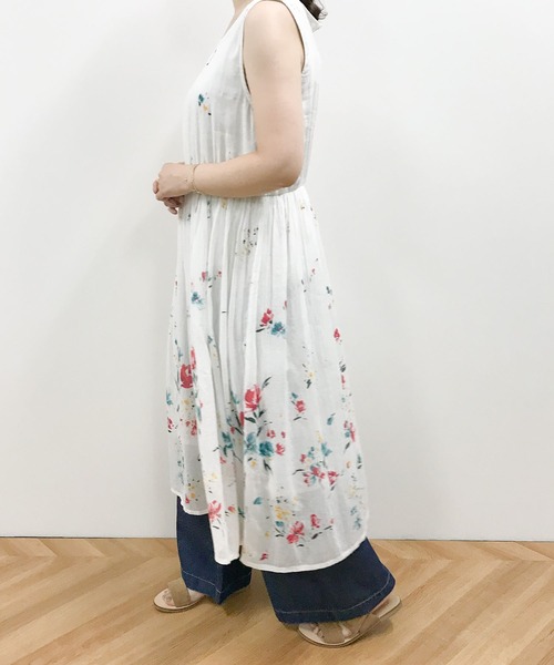 nougatine(ヌガティーヌ)の「綿100% 花柄 ノースリーブワンピース(ワンピース・レディース・オフホワイト・MEDIUM)」の5枚目の写真