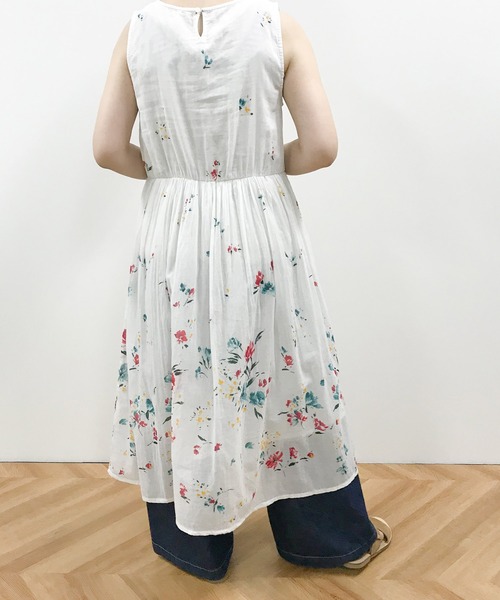 nougatine(ヌガティーヌ)の「綿100% 花柄 ノースリーブワンピース(ワンピース・レディース・オフホワイト・MEDIUM)」の6枚目の写真