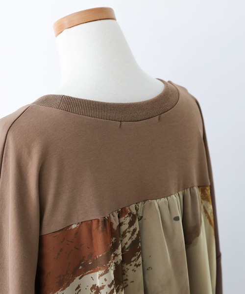 osharewalker（オシャレウォーカー）の「【廃盤】『アート柄バックチュールカットソー』（Tシャツ/カットソー・レディース・杢グレー/ブラック/ブラウン・FREE）」の6枚目の写真