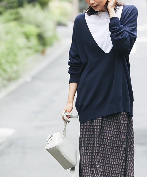 RIVE DROITE(リヴドロワ)の「深めのVネックですっきりとした印象に コットンアクリル深Vネックニット(ニット/セーター・レディース・アイボリー/ネイビー・FREE)」の1枚目の写真