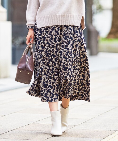 J.PRESS Ladies(J.プレス レディス)の「【洗える】ポリエステル ピーチサテンフラワープリント スカート(スカート・レディース・ネイビー系5・XS/S/XXS)」の1枚目の写真