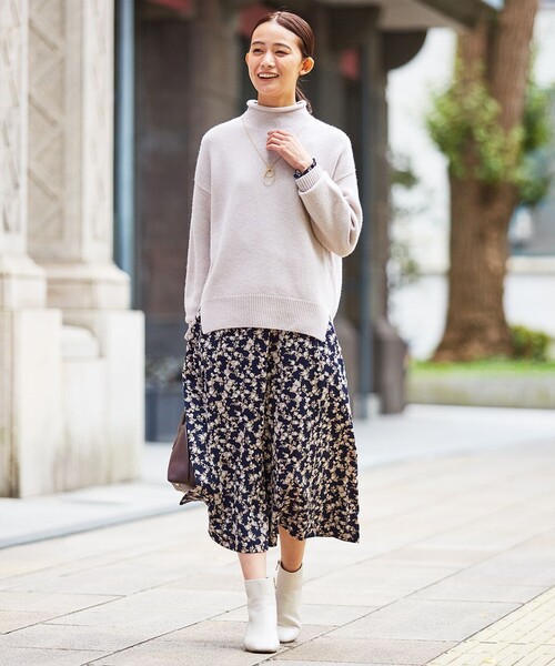 J.PRESS Ladies(J.プレス レディス)の「【洗える】ポリエステル ピーチサテンフラワープリント スカート(スカート・レディース・ネイビー系5・XS/S/XXS)」の2枚目の写真