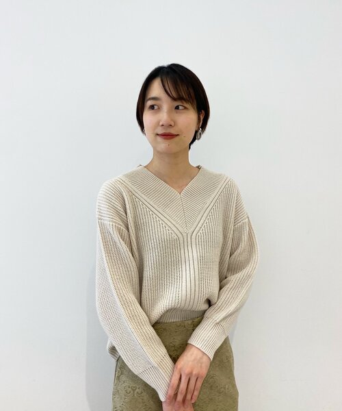 OPAQUE.CLIP（オペークドットクリップ）の「◆ミドルゲージ ワイドVネックニット（ニット/セーター・レディース・サンドベージュ/ホワイト系/ブルー・40/38）」の19枚目の写真